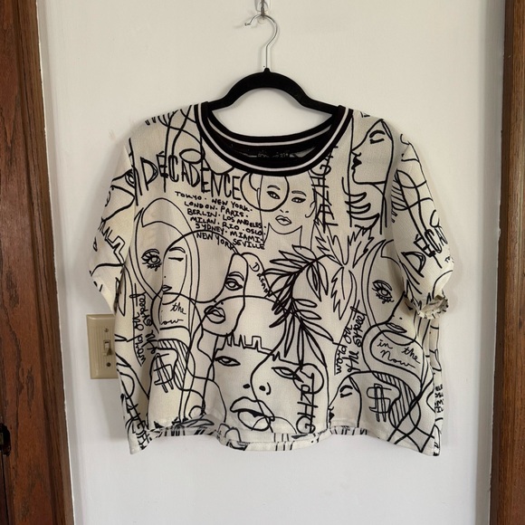 Forever 21 Black and White Graphic Top - Picture 1 of 5